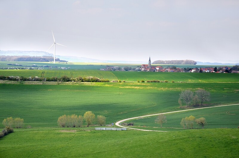 Image d'un paysage avec village et éolienne